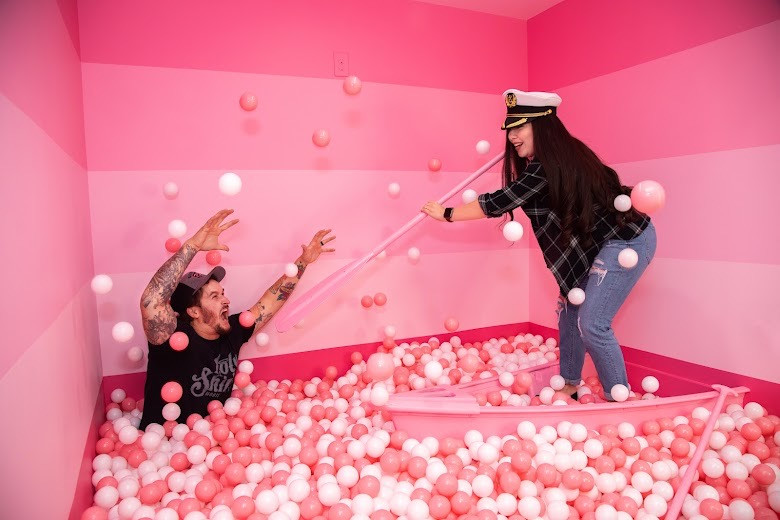 Plastic balls Pink and white  50 pieces 7.5 CM