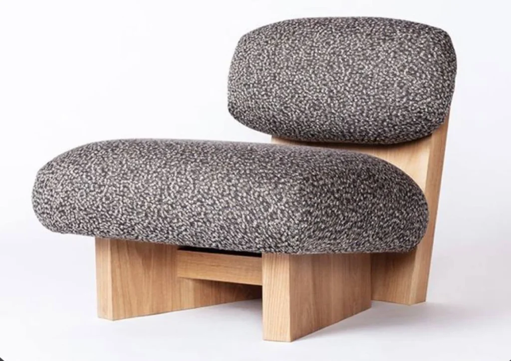 كرسي مودرن جديد مغطى بقماش بوكليه الايطالي الوان المحايده الهادئه