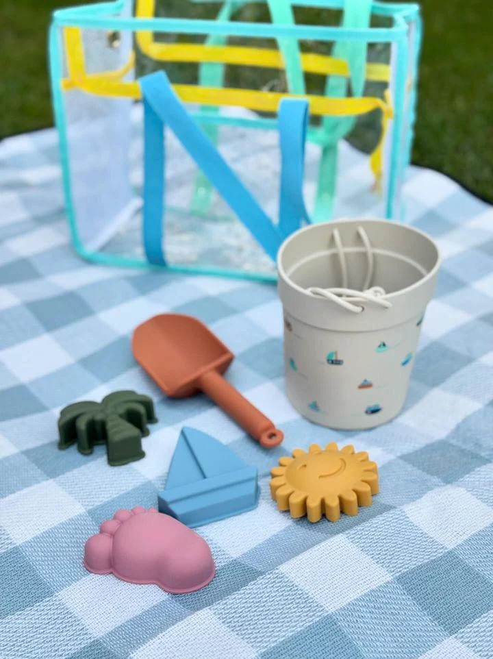 مجموعة ألعاب رمل-A set of sand toys