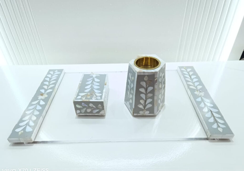 A set consisting of a stove with an incense tray, a oud box