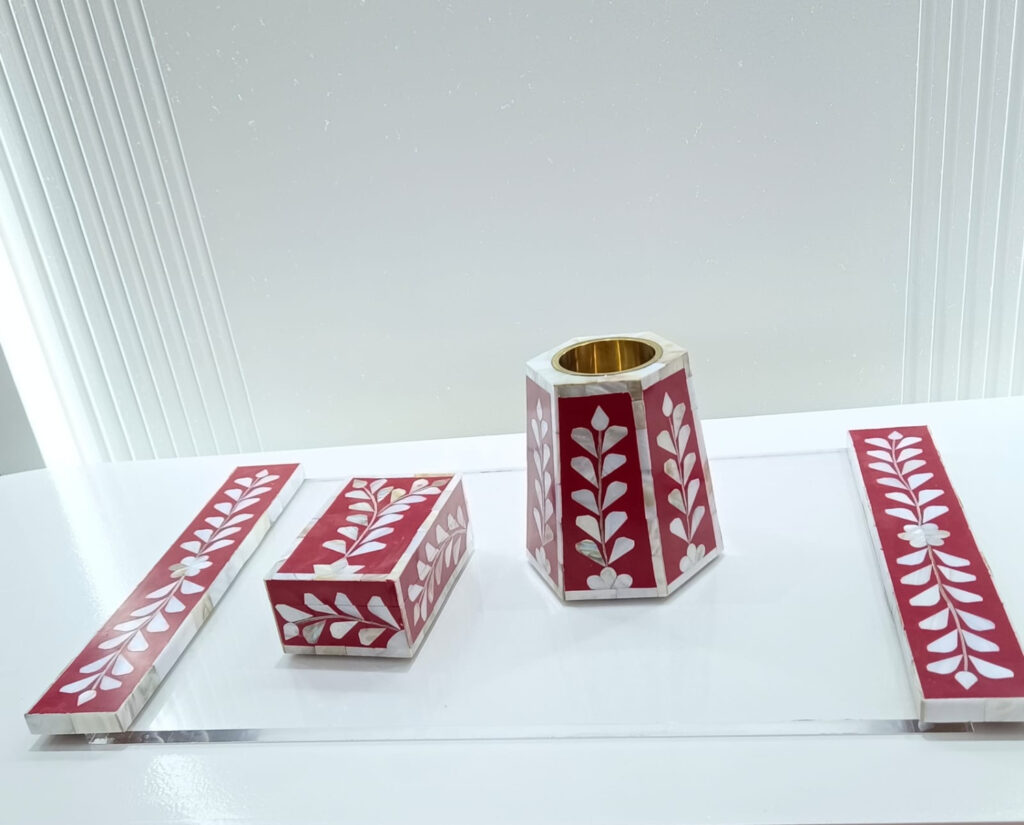 A set consisting of a stove with an incense tray, a oud box